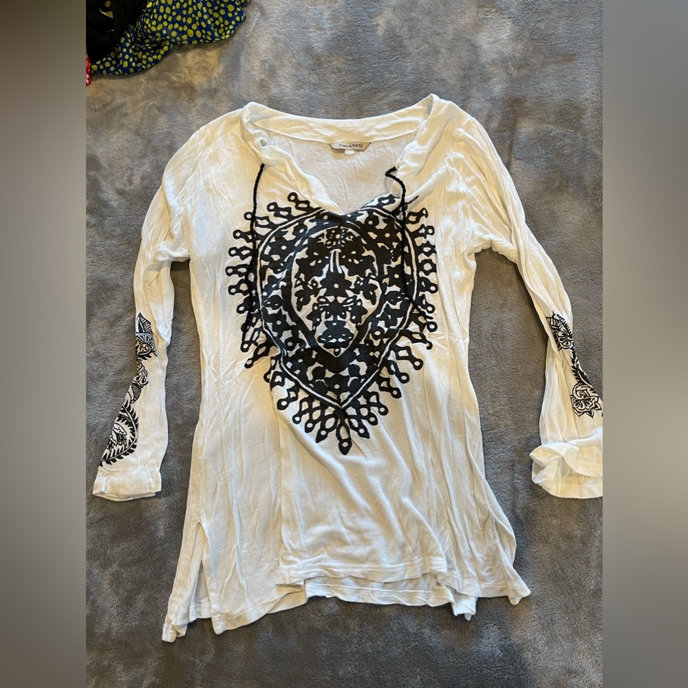 V neck cream tee with design detail
